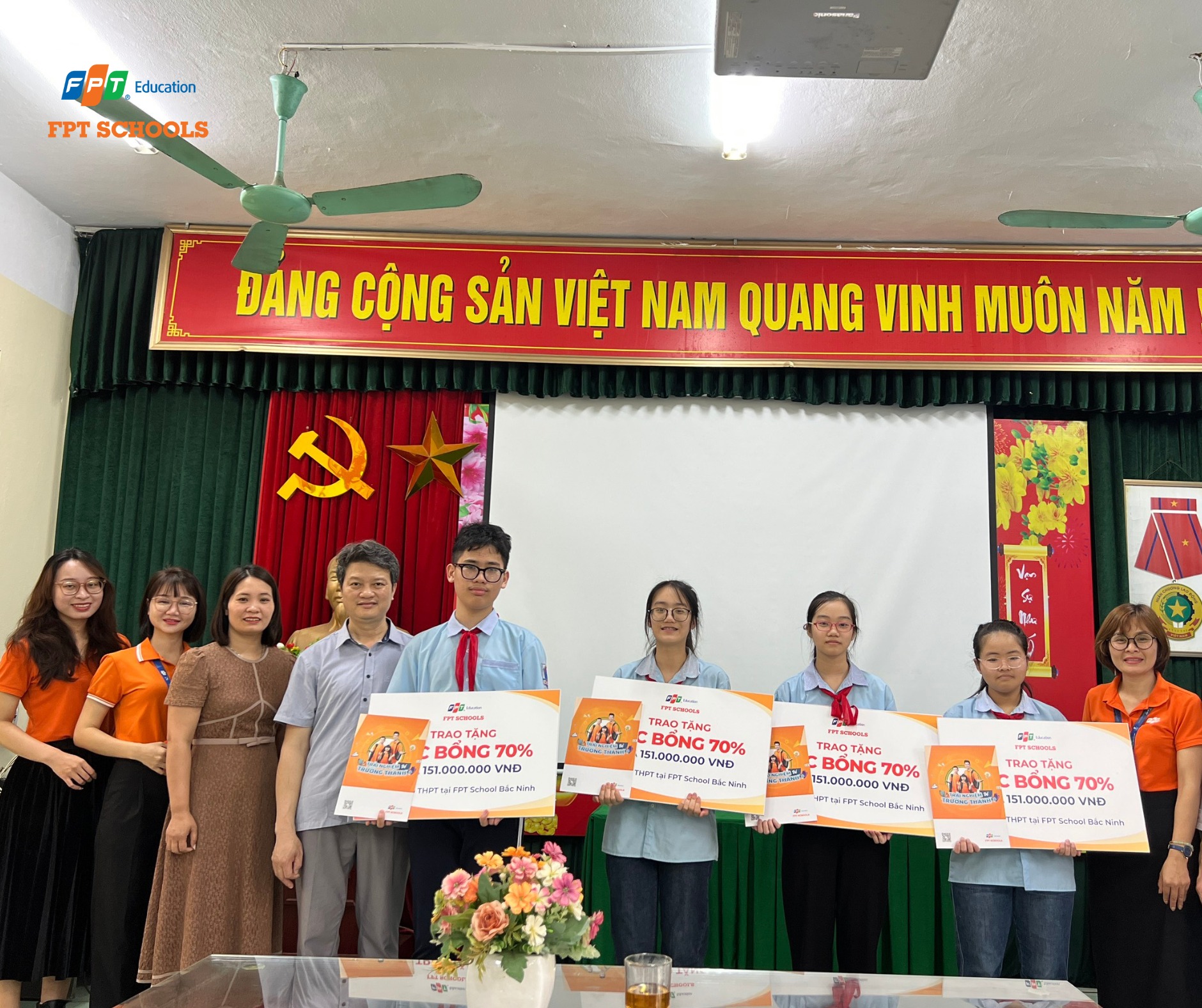 fschool bac ninh trao hoc bong2
