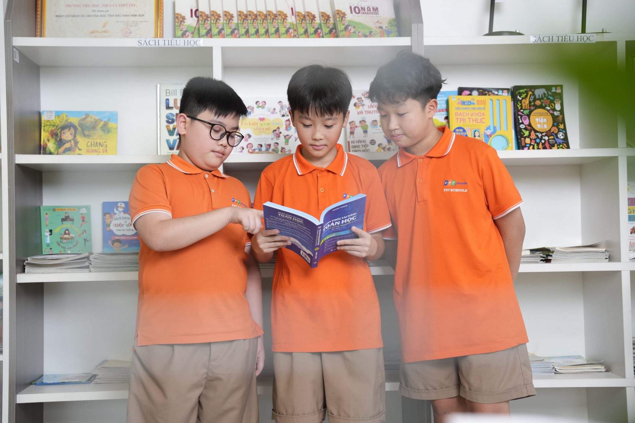 Học sinh FPT Schools trong thư viện